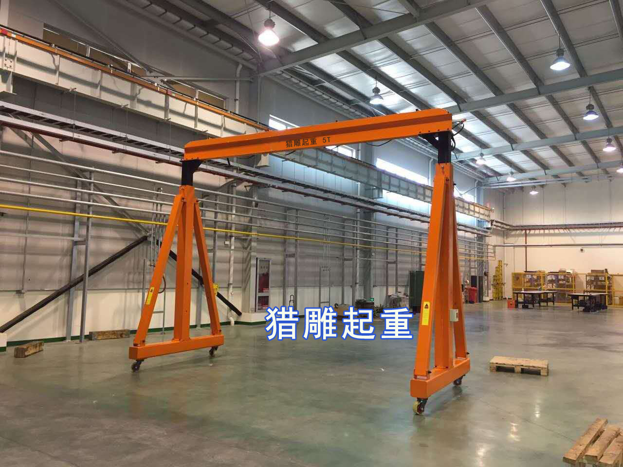 準(zhǔn)備投入施工的龍門吊設(shè)備